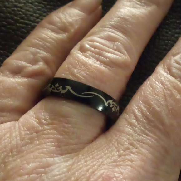 ❤️3/$10❤️ NWT Stainless Steel Black Ring Punk Style Pattern Ring - Size 9 - Picture 1 of 6